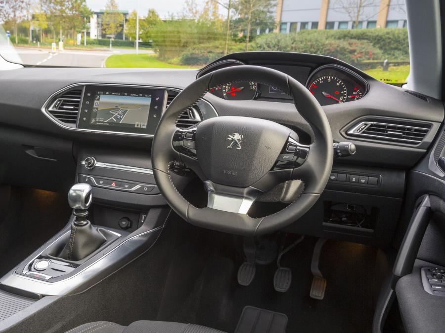  Peugeot 308 2013 года  (UK) (фото 21 из 25)